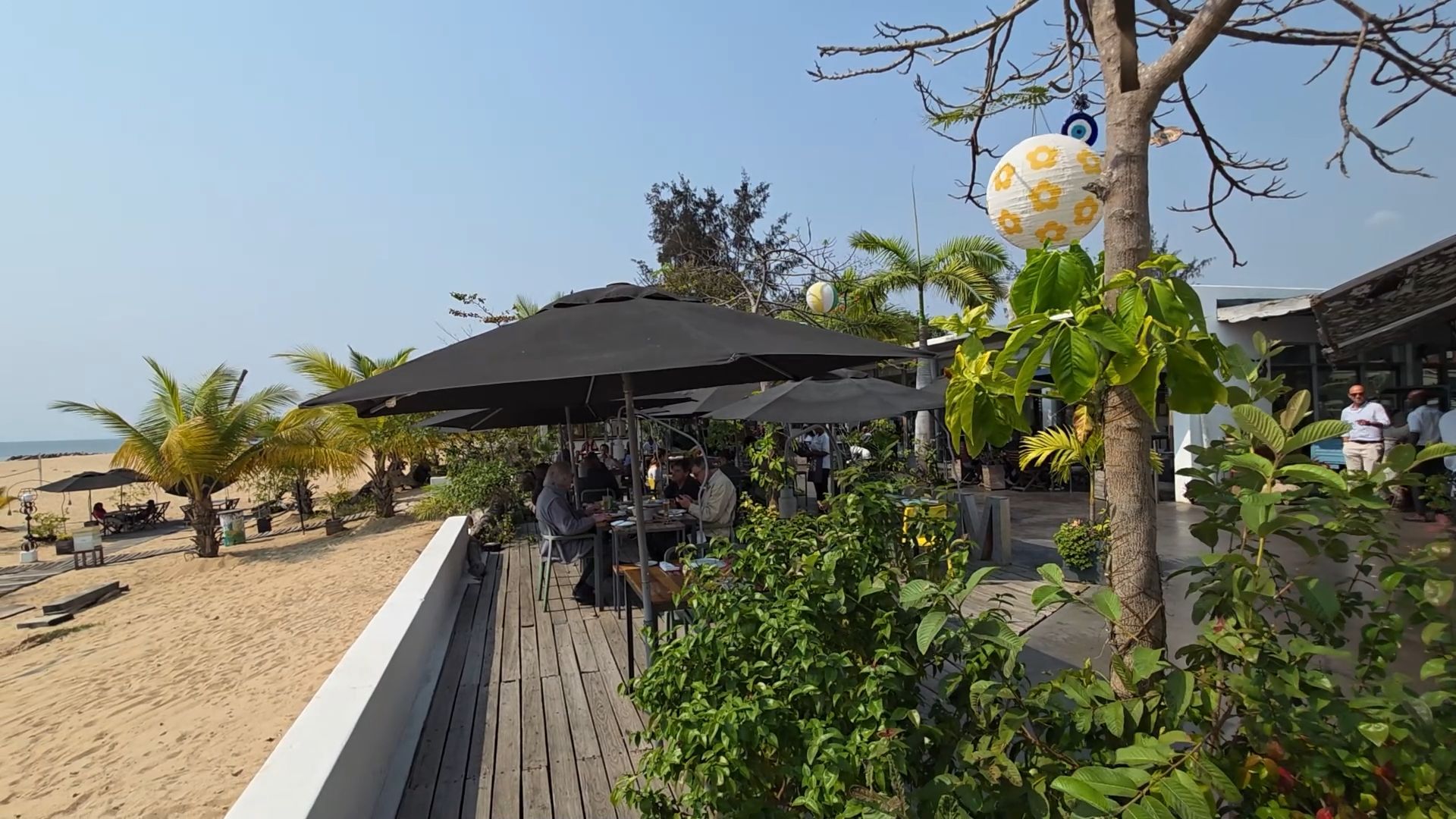 Right on the golden beach of Lobito lies the Batuk restaurant