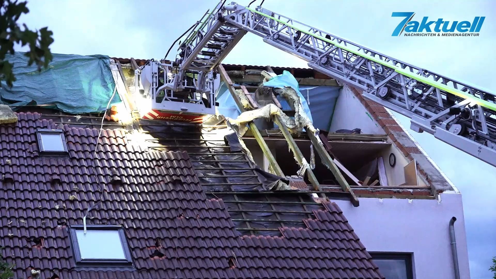 Video: Schweres Hagel-Unwetter zerstört Häuser, Bäume,Fahrzeuge - Anwohner mit Schneeschaufeln