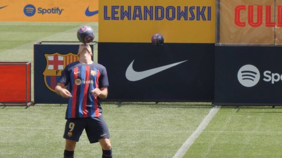 Robert Lewandowski macht bei seiner Vorstellung im Camp Nou Barca-Ikone nach