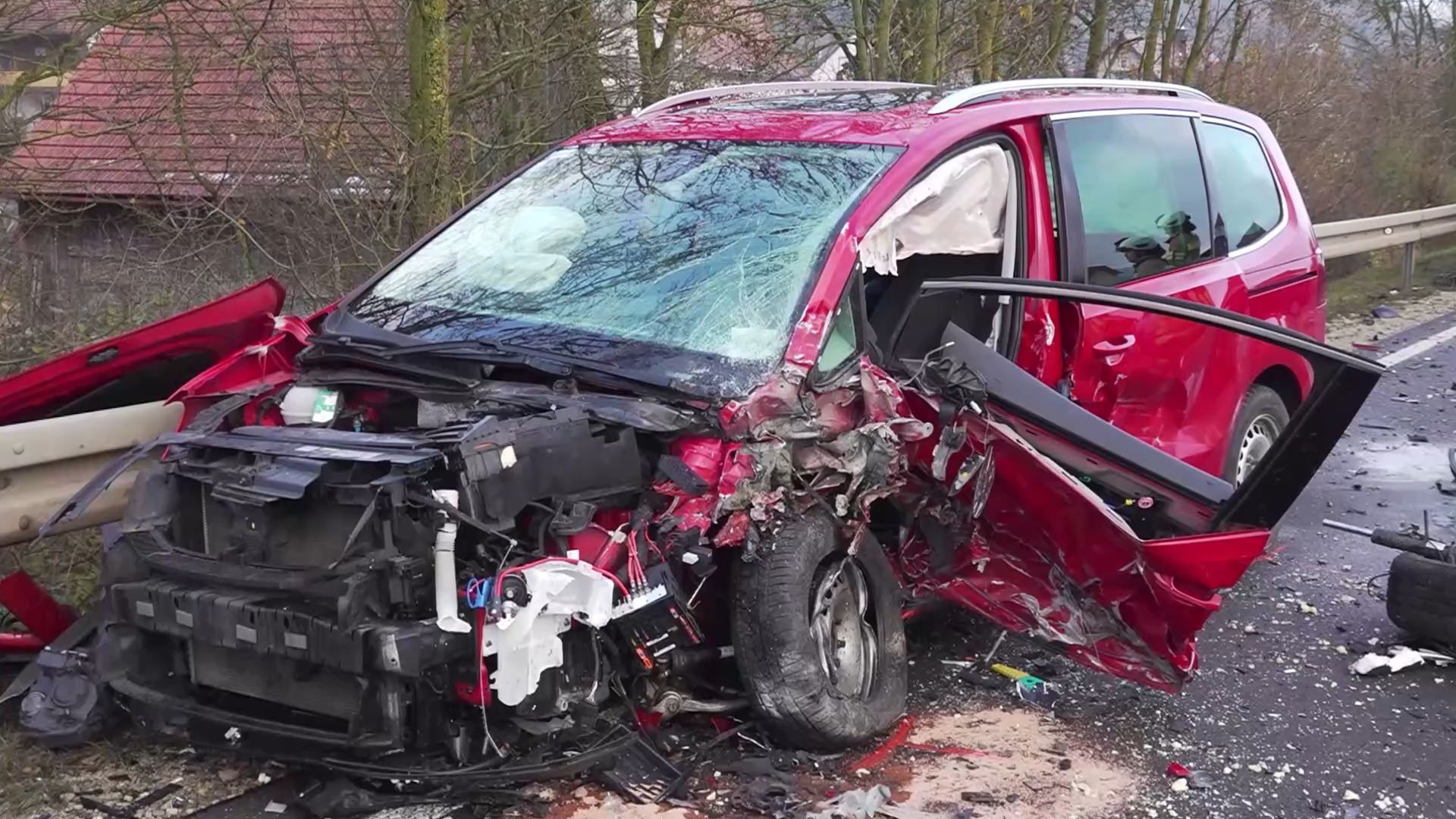 Überholmanöver missglückt: Schwerer Unfall mit drei Fahrzeugen