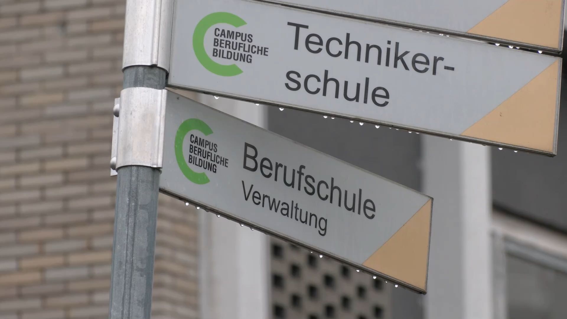 Polizei beschreibt "Bombenattrappe": Verdächtiger Gegenstand an Berufsschule