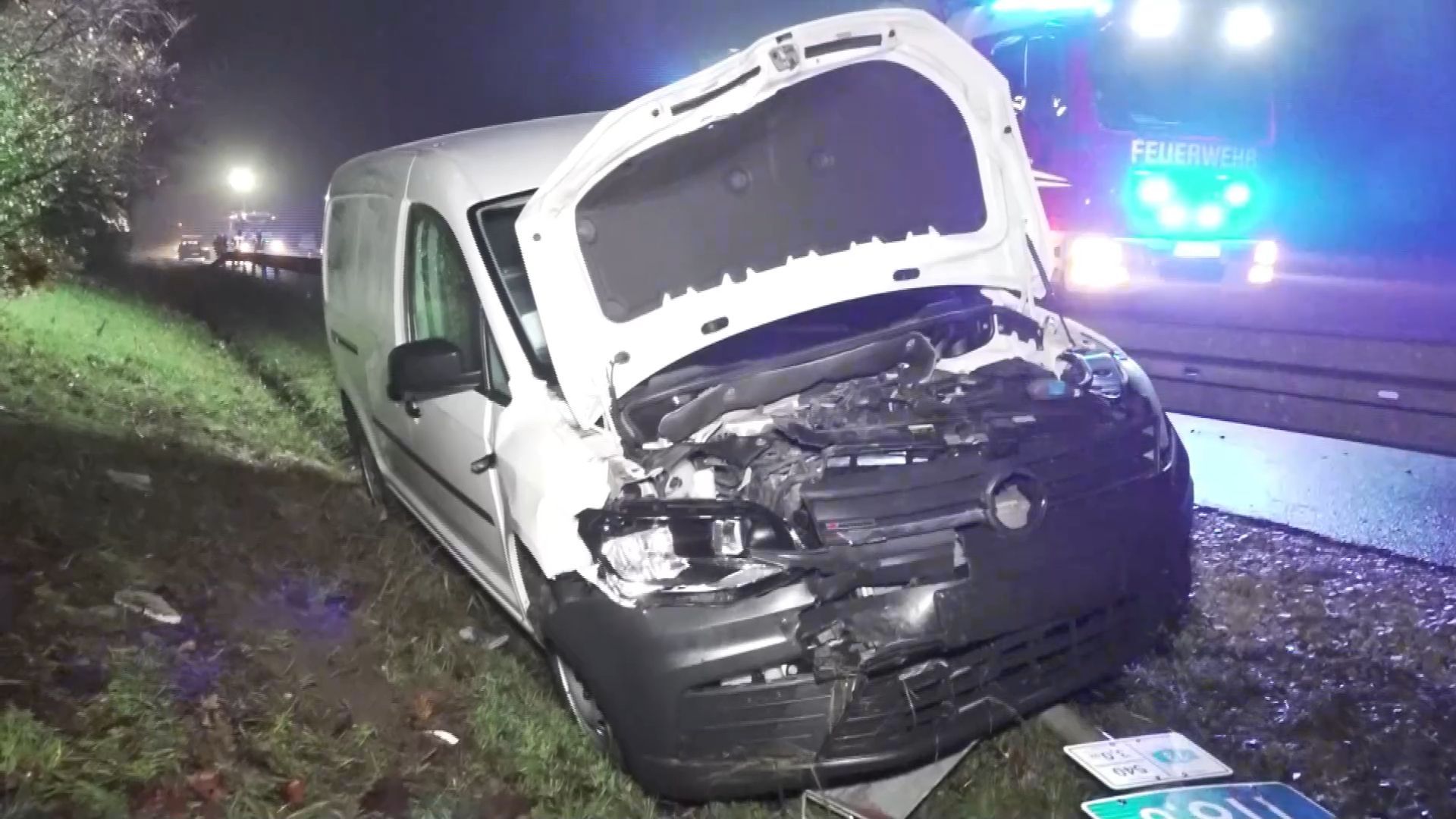 Ersthelfer reanimieren Mann auf A73 nach Crash - weiteres Auto wird von Autobahn geschleudert