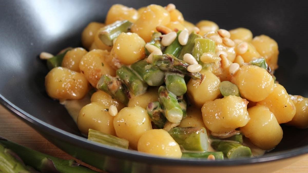 Gnocchi with green asparagus: one-pot dish in a delicious cream sauce