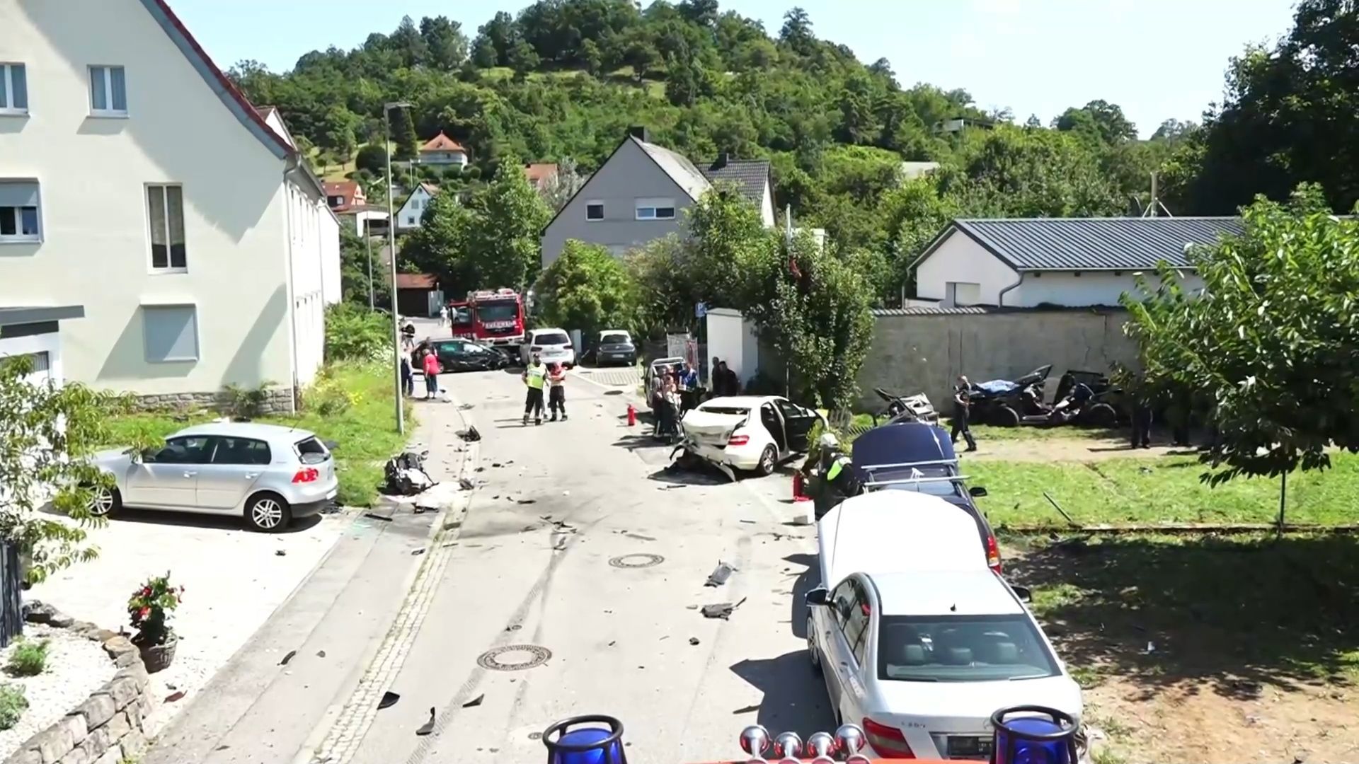 14-Jähriger verursacht Massencrash: Großes Trümmerfeld und Verletzte