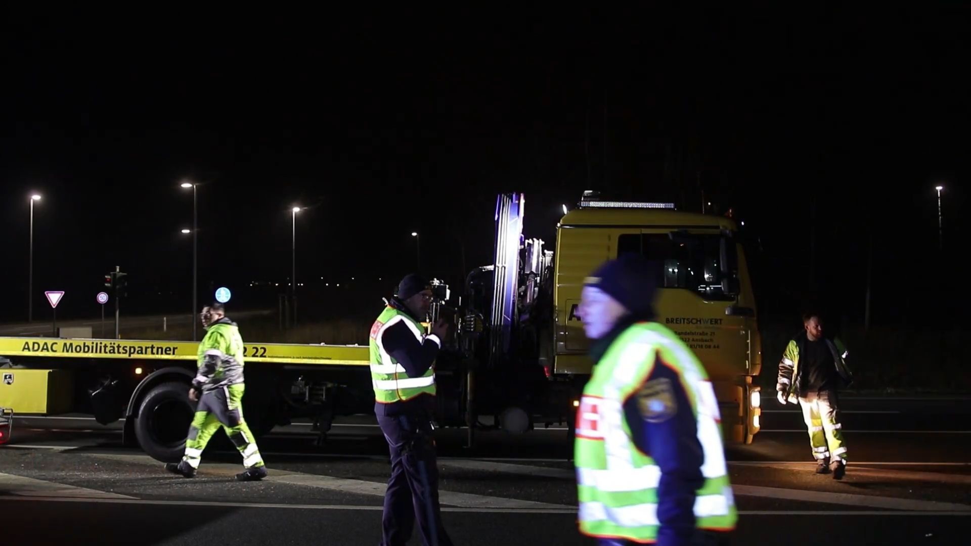 Frau stirbt beim Warten auf Pannenfahrzeug: Schwerer Unfall bei Ansbach