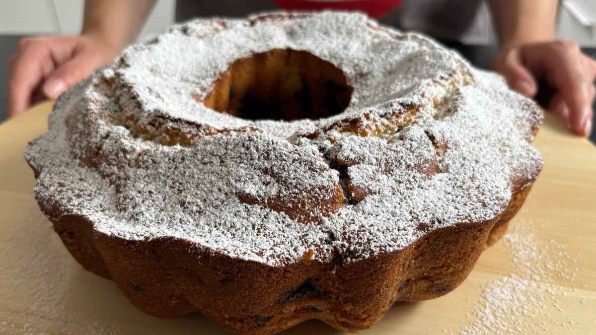 Stracciatella Cake with Cherries: Chocolatey Delight for the Coffee Table
