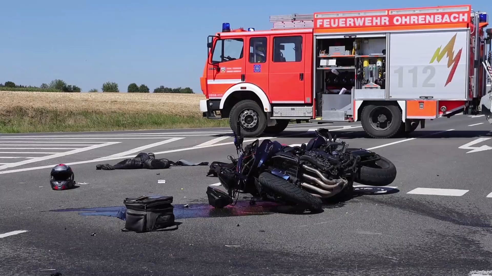 Video: Motorrad und Transporter krachen ineinander - Biker schwer verletzt
