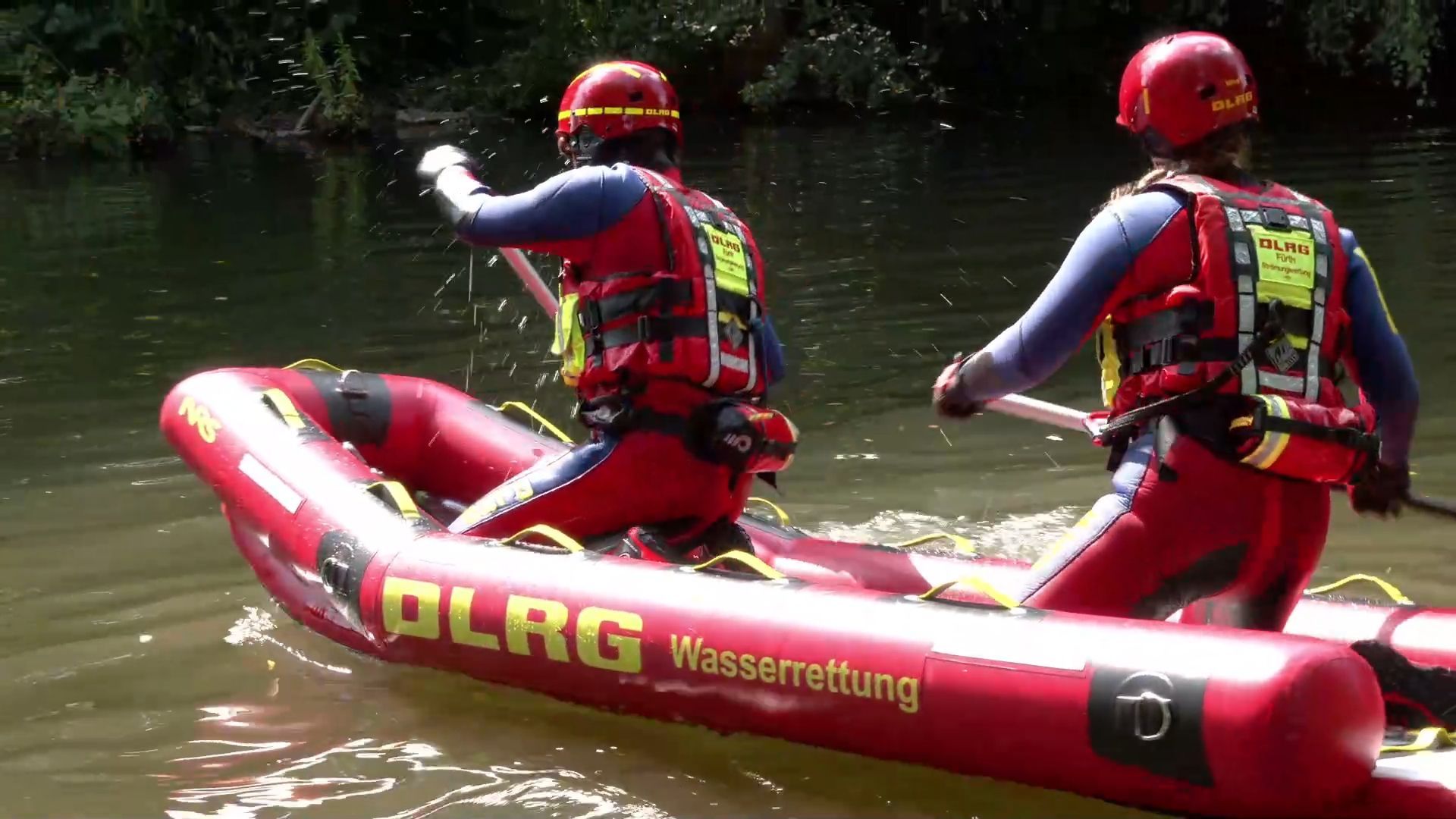 Video: Leeres Schlauchboot treibt auf Fluss: Großangelegte Vermisstensuche in Fürth