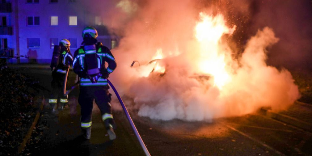 Pkw in Vollbrand - Technischer Defekt vermutet