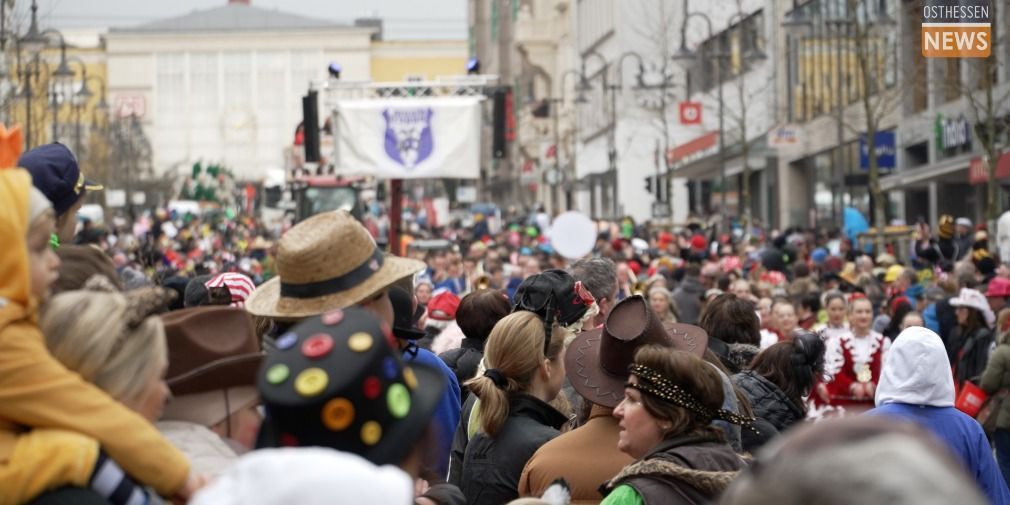 70.000 Narren feiern mit Prinzenpaar und FKG beim RoMo