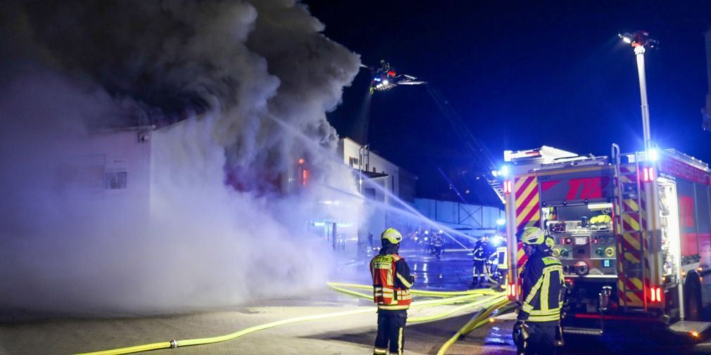 Kripo ermittelt: Wieder Brand einer Halle, wieder Millionenschaden