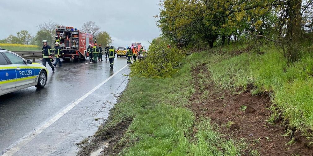 Unfall auf der A4 nahe Obersuhl - BMW-Fahrer überschlägt sich