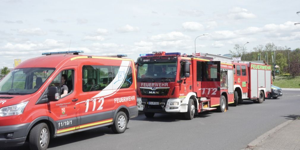 Feuerwehreinsatz: Pkw brennt auf Baumarkt-Parkplatz