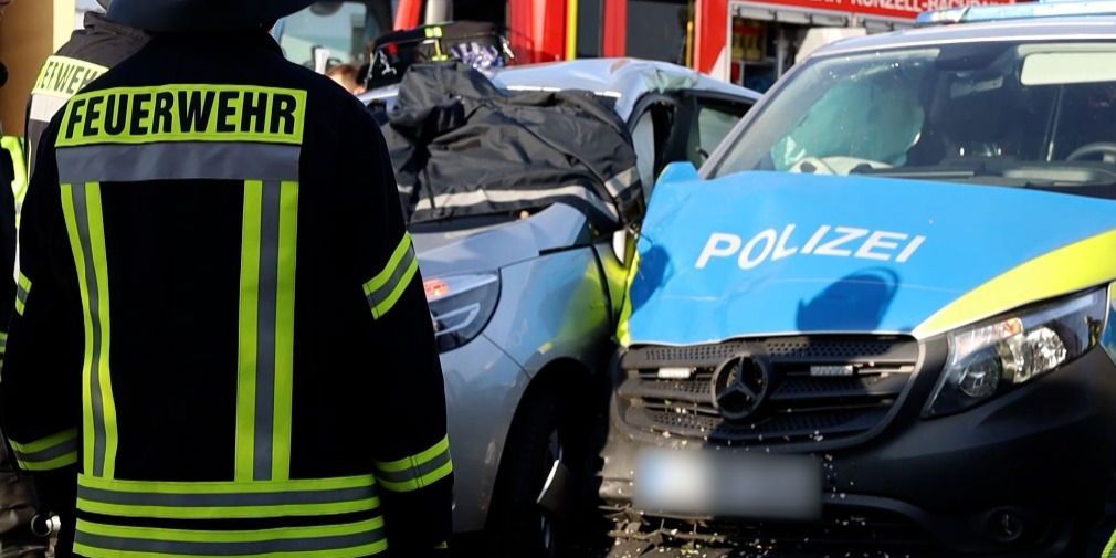 Verkehrsunfall zwischen Polizeistreife und Pkw