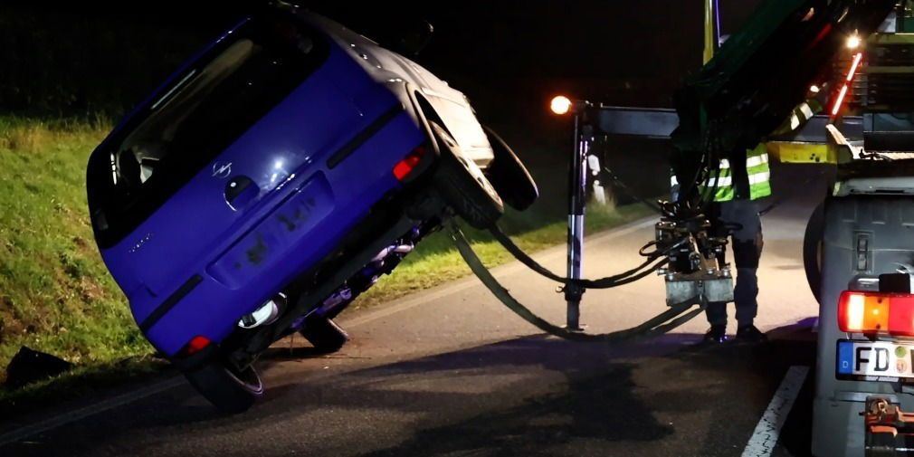 Mysteriöser Unfall auf Landstraße wirft viele Fragen auf - Pkw überschlägt sich