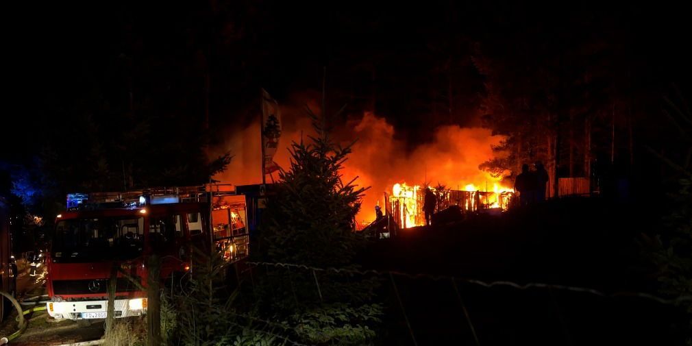 Feuerwehr kämpf gegen Flammen und Wind: Hüttenbrand unter Kontrolle
