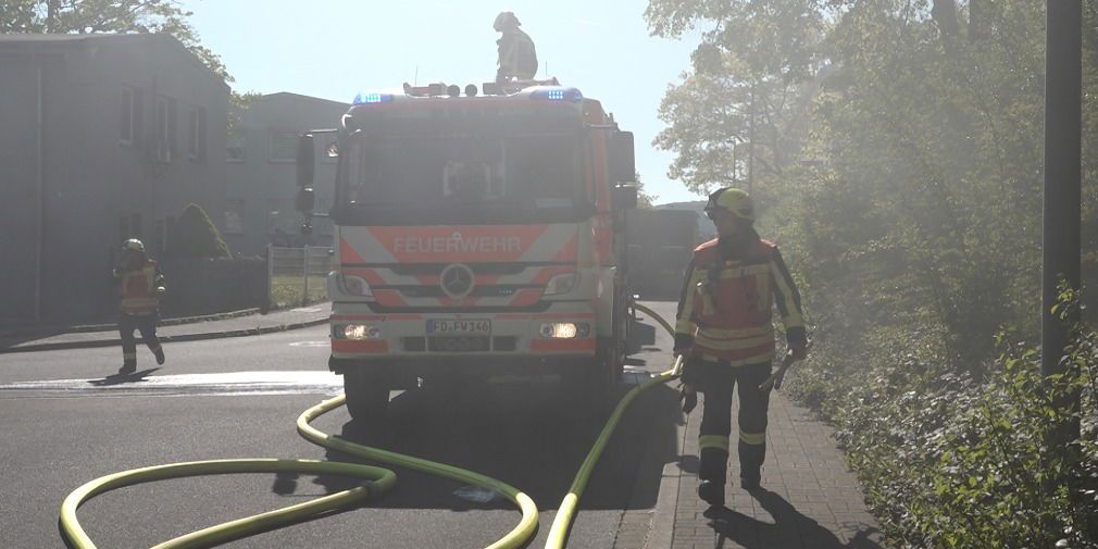 Video: Dichter Rauch steigt auf - Retter eilen zu Brand bei Notunterkunft