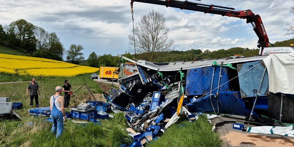 Lkw kippt auf Bundesstraße 400 um: Strecke voll gesperrt