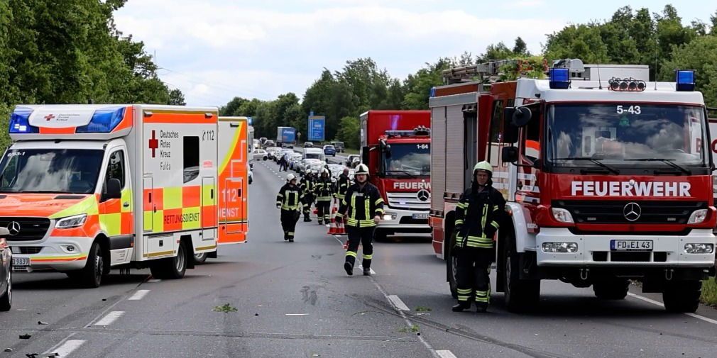 Video: B27 wieder frei: Verkehrsunfall in Höhe Löschenrod