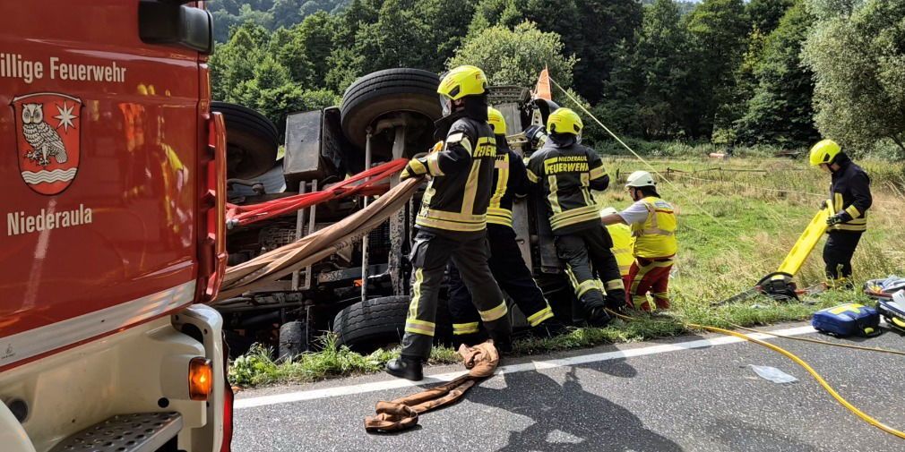 Video: Schlimmer Unfall auf der B454: Betonmischer gekippt, Fahrbahn gesperrt