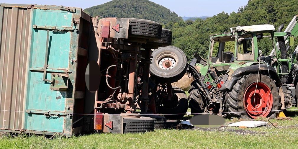 Video: Traktor mit Anhänger mehrfach überschlagen: Einsatz in Kleinsassen