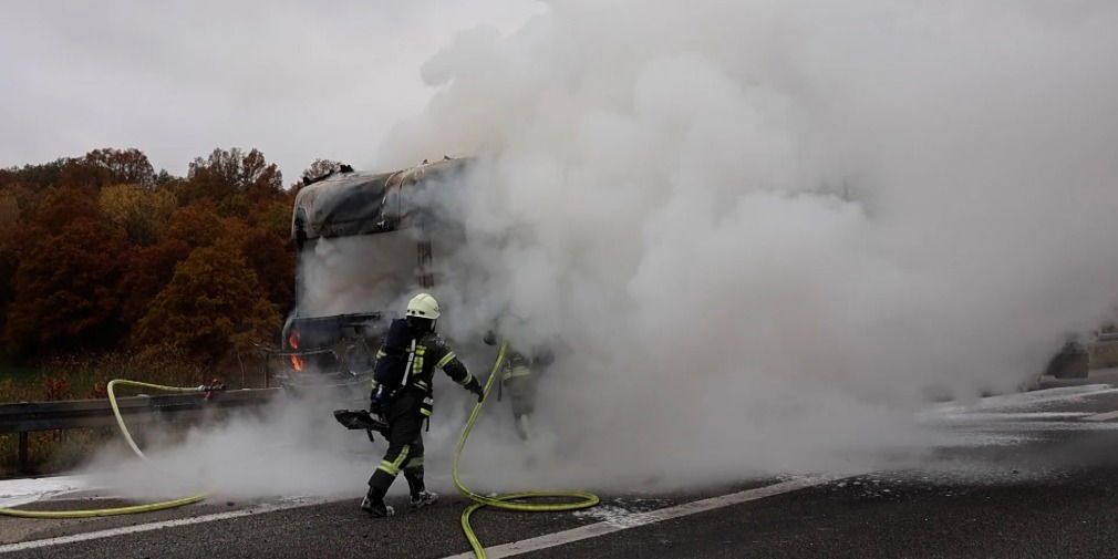 Video: Rauchwolken steigen in die Höhe! Feuerwehr rückt zu Lkw-Brand auf A4 aus