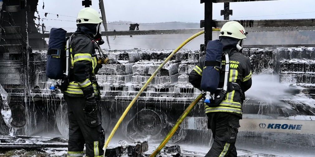 Video: Flammen zerstören Lkw-Auflieger: A4-Sperrung nach Stunden aufgehoben