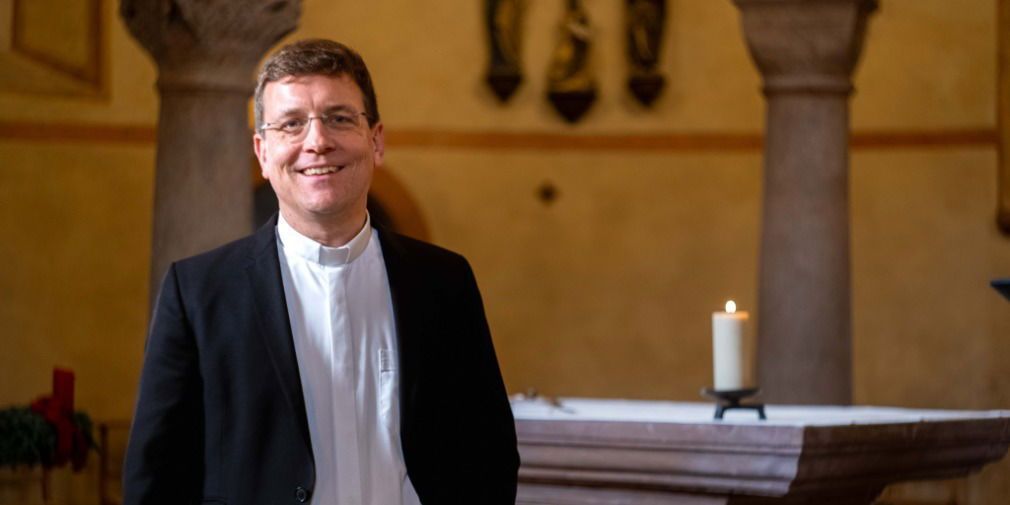 Weihnachtsgru-per-Video-Generalvikar-Stanke-mit-besonderer-Botschaft