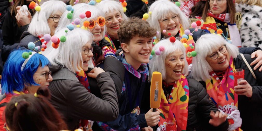 Video: Geballte Frauenpower! Jede Menge gute Laune am Gemüsemarkt