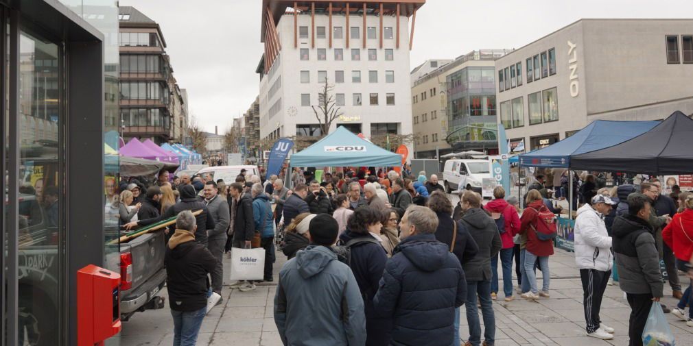 Video: Endspurt auf dem Uniplatz: Parteien werben um die letzten Stimmen