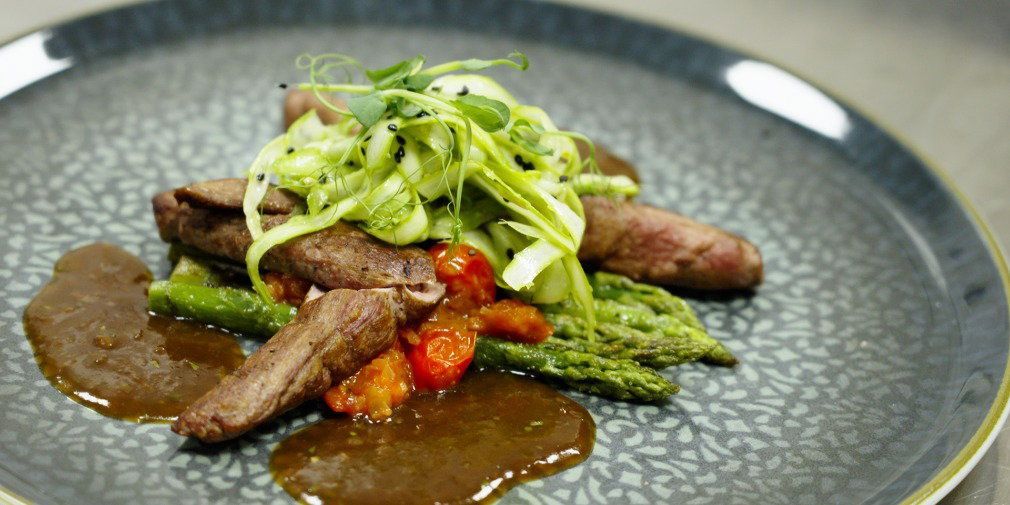 Video: Hauptgang zum Nachkochen: Lammfilet mit Tomatenragout und Spargel