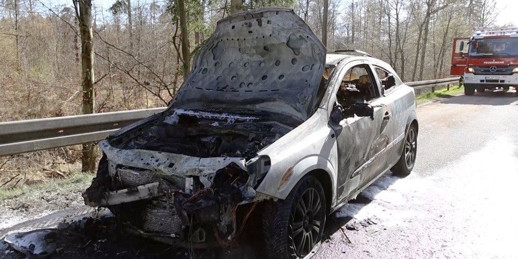 Video: Dramatischer Unfall auf der B49: Auto in Vollbrand - Drei Personen eingeklemmt