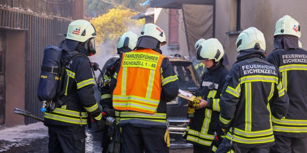 Video: Sirenen schrillen in Kerzell - riesige Rauchsäule - Autobrand schlägt auf Fassade