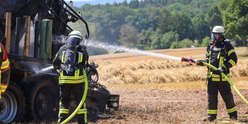 Video: Rundballenpresse und Feld in Brand geraten