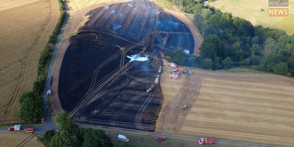 Video: Getreidefeld und Ballenpresse in Brand geraten