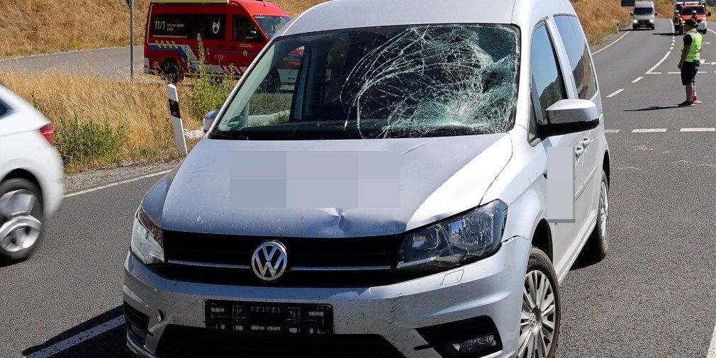 Video: Auto kracht mit Fahrrad zusammen - schwerer Unfall in der Rhön