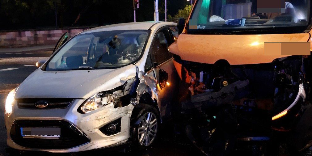 Video: Unfall im Berufsverkehr: Auto kollidiert mit Pritschenwagen