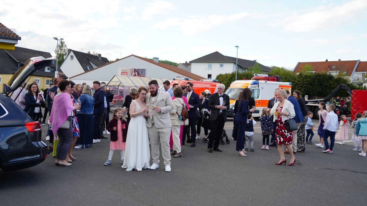 Feuer im Restaurant - Hochzeitsfeier geht auf Discounter Parkplatz weiter