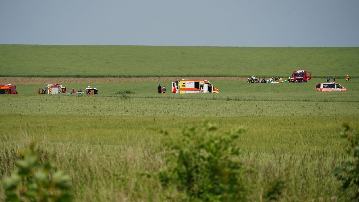 Video: Flugzeug-Notlandung auf Feld in Nordhessen