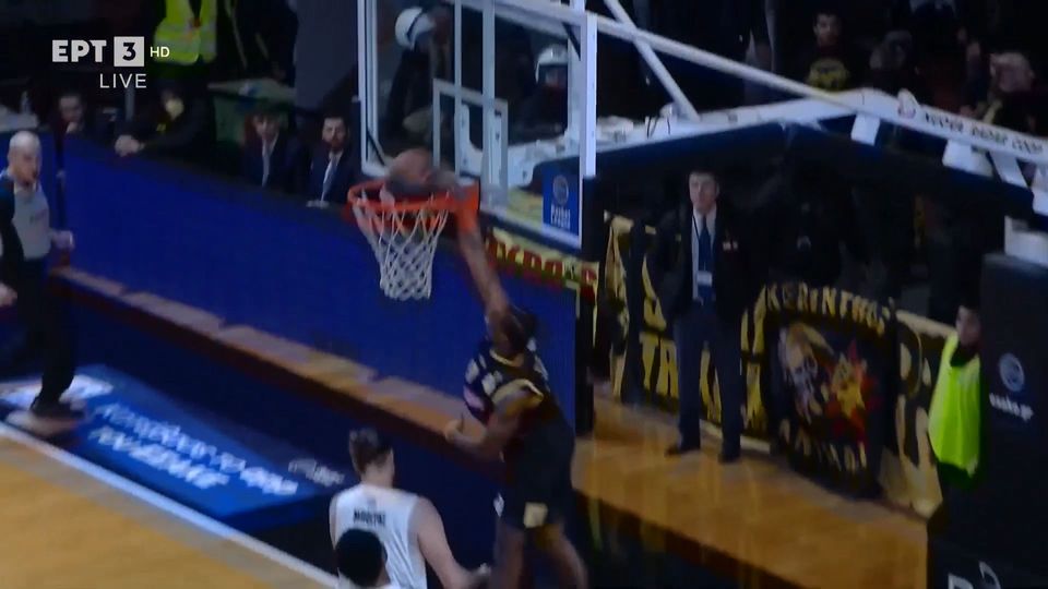 Το απίθανο κάρφωμα του ΜακΓκριφ (VIDEO)