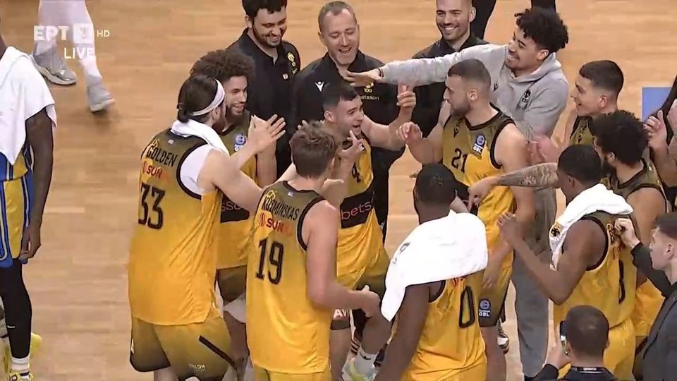 Το… πείραγμα στον Καράμπελα απ’ τους συμπαίκτες του (VID)