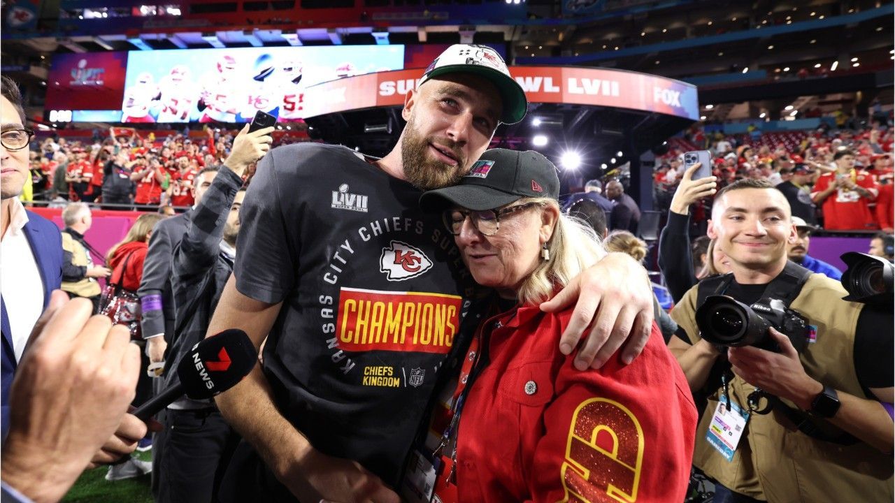 NFL: Jason foppt Travis Kelce -„Mommy“ Donna lacht sich schlapp