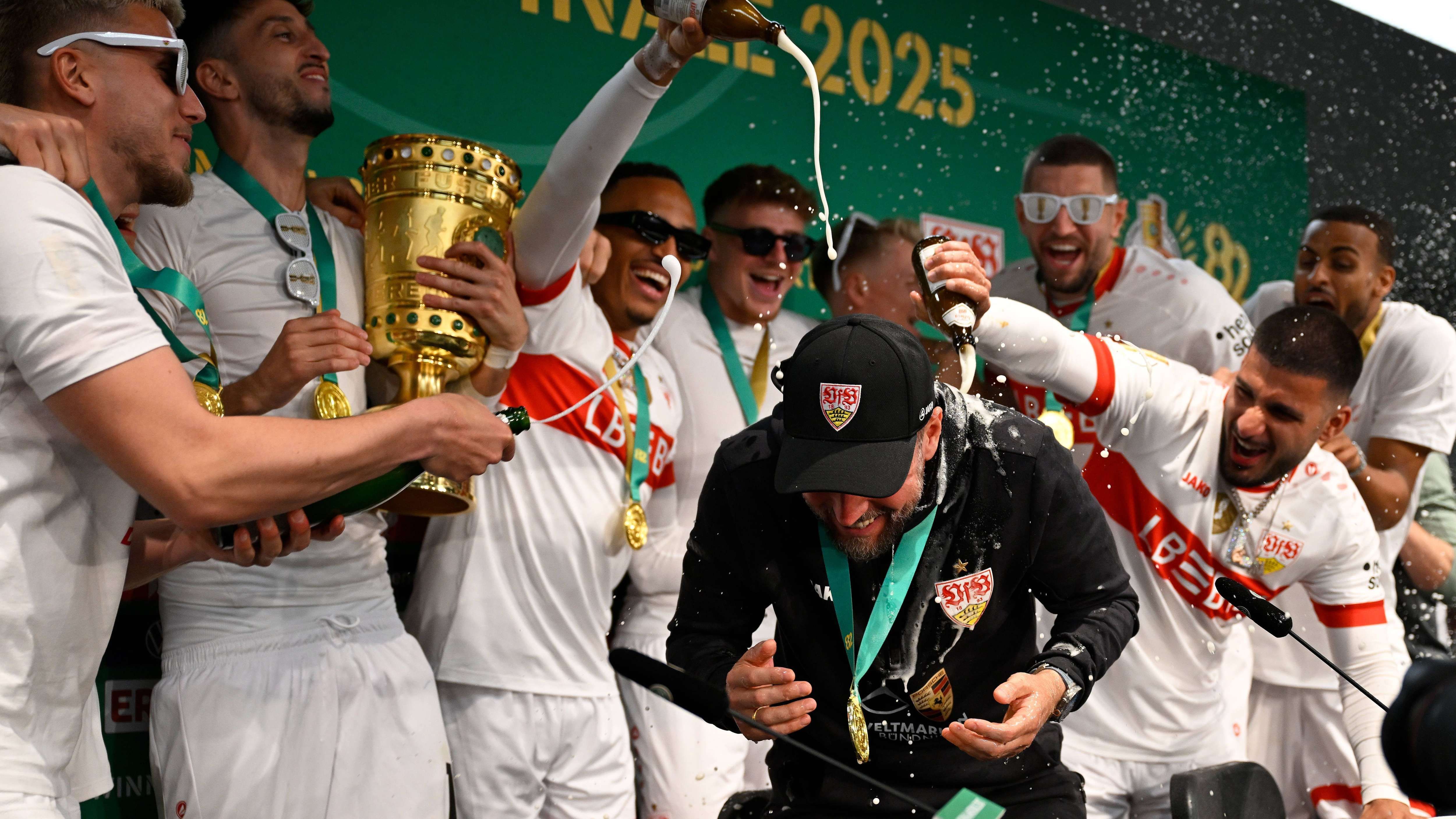 DFB-Pokal: Bierdusche! VfB-Spieler crashen Hoeneß-PK