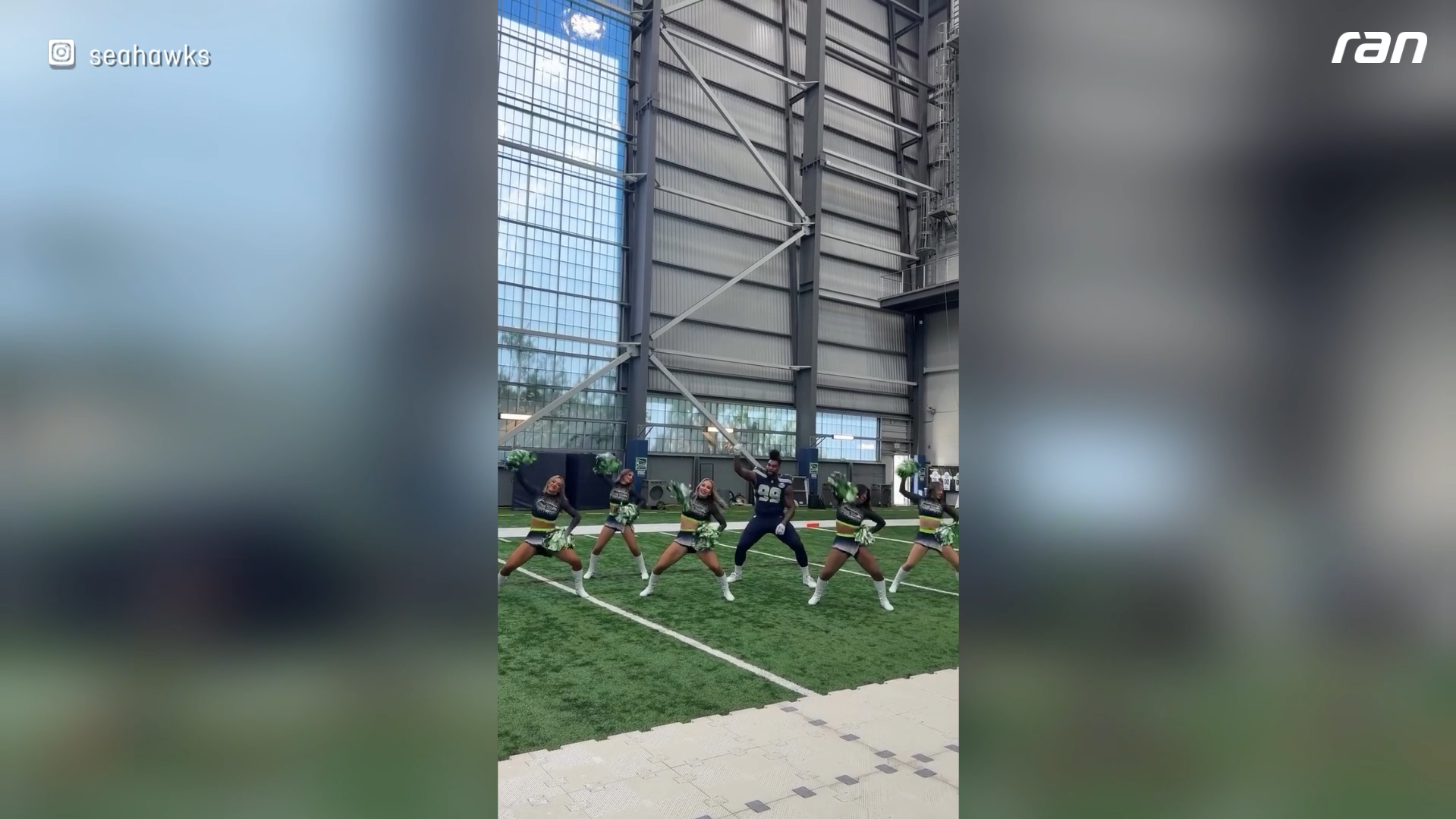 NFL: Seahawks-Star lernt Cheerleader-Choreo – und liefert ab!