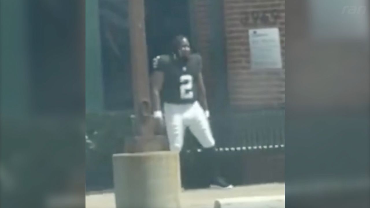 NFL: Keine Freizeit-Shirts mehr? Raiders-Rookie privat in voller Montur