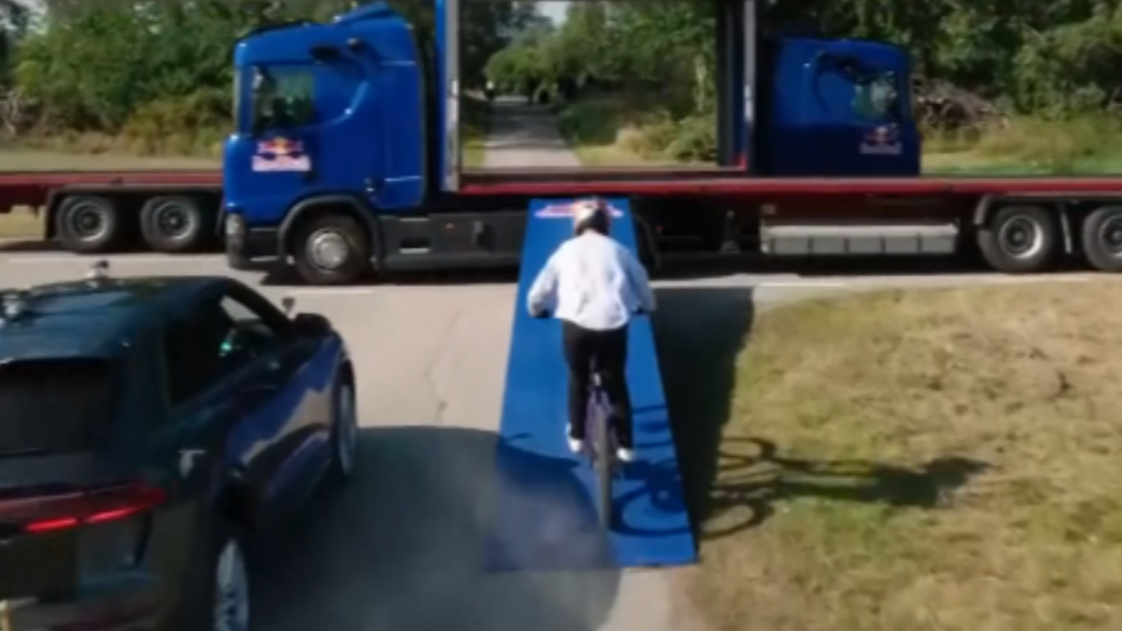 Irrer Mountainbike-Stunt: Sprung durch fahrende LKWs