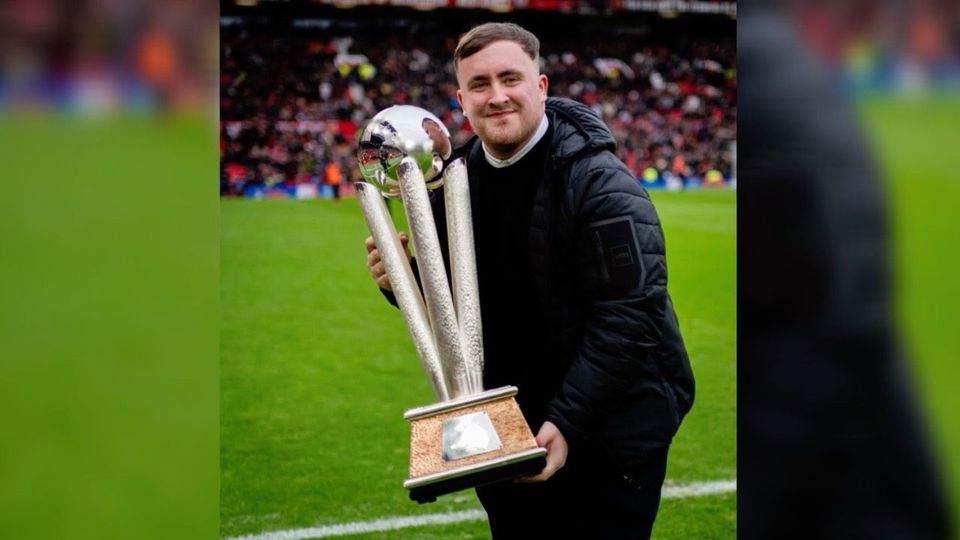 Darts: Littler-Show im Old Trafford! Mit WM-Pokal im Gepäck