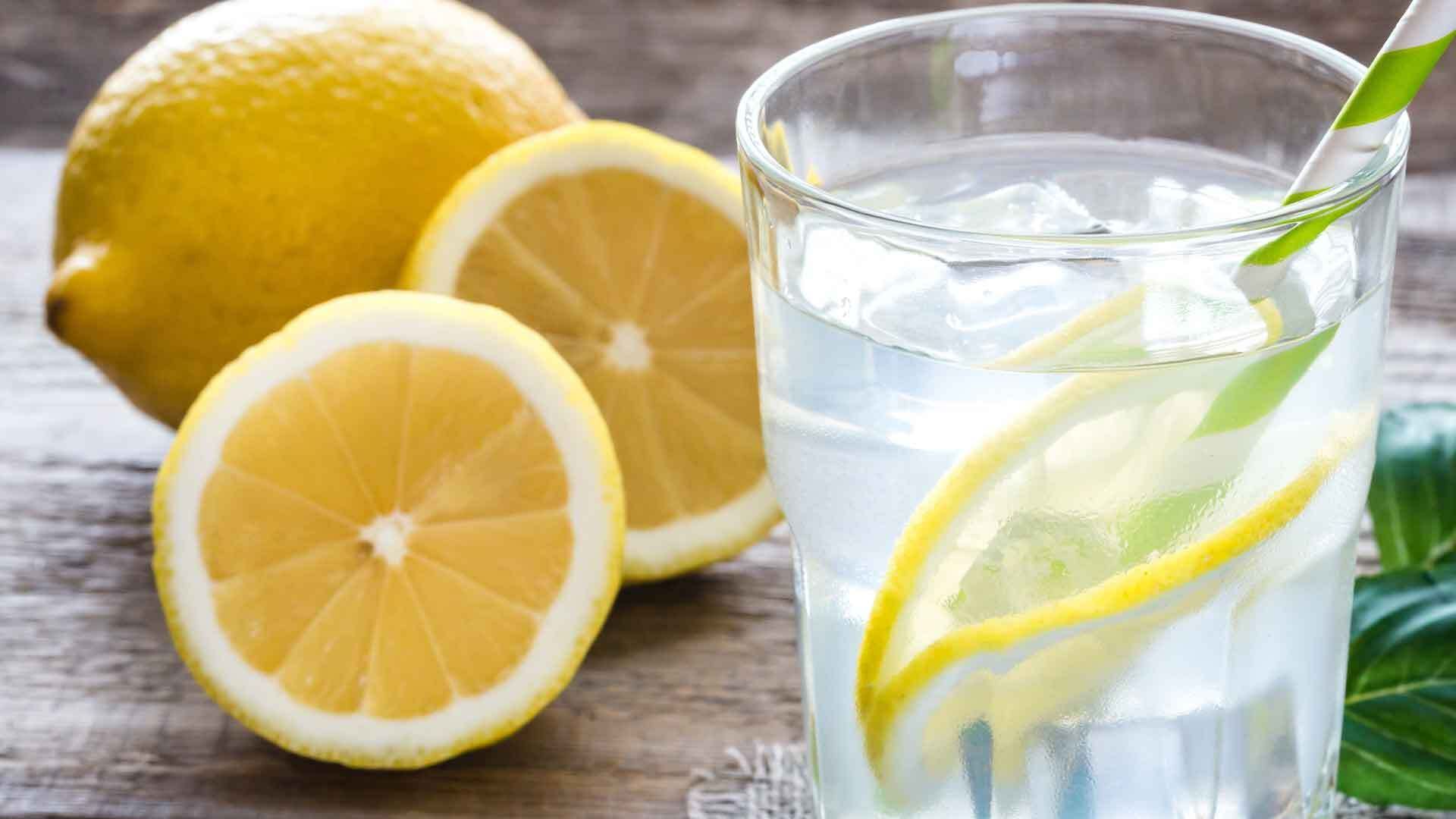 Darum ist Zitronenwasser so gesund