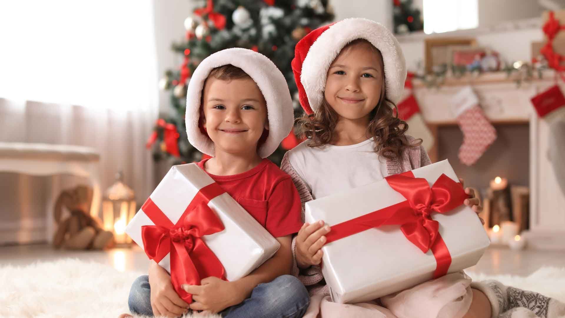 Weihnachtsgeschenke: Fair schenken bei Geschwistern