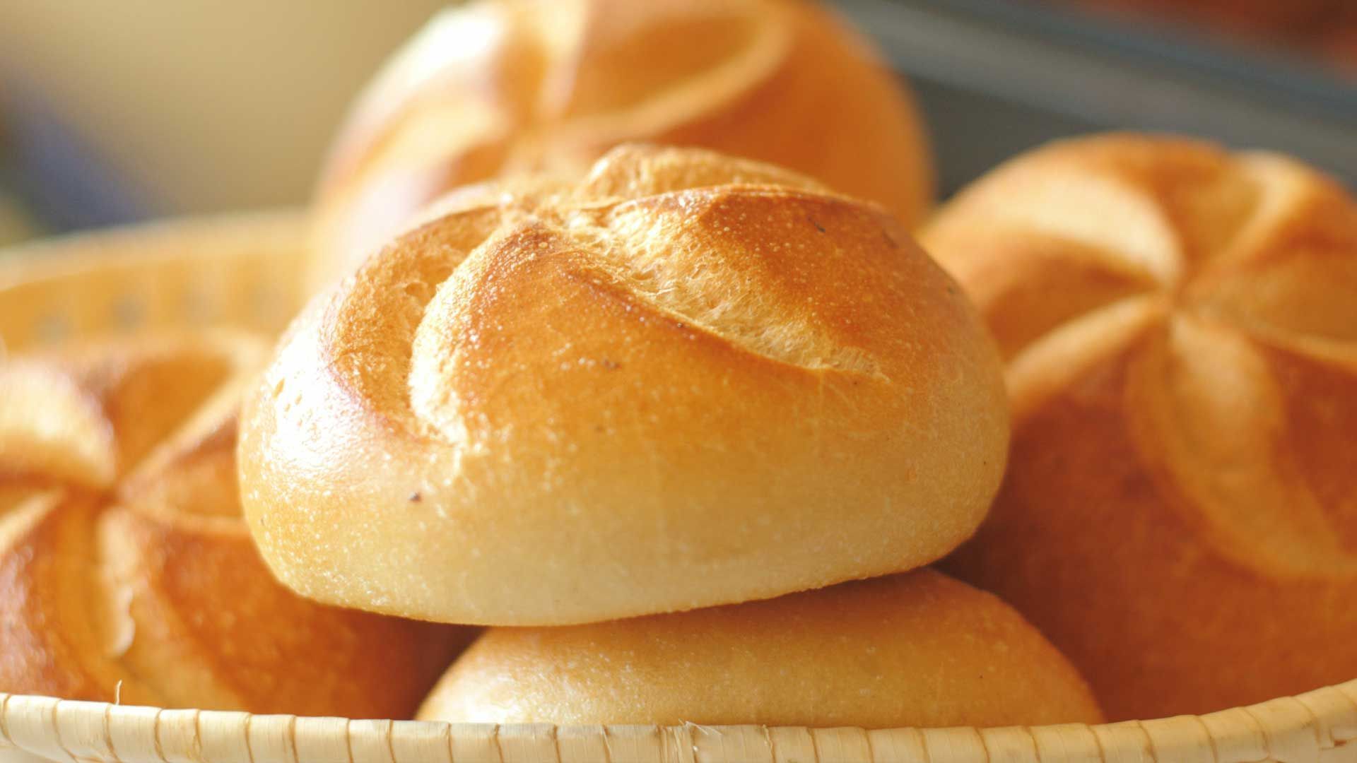 Alte Brötchen aufbacken: Mit DIESEN Tricks werden sie wieder knusprig!